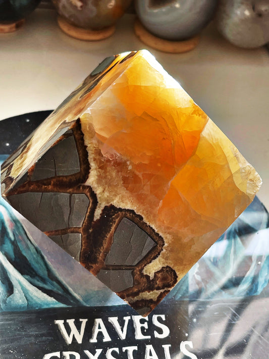 Large Sardonyx Corner Standing Cube